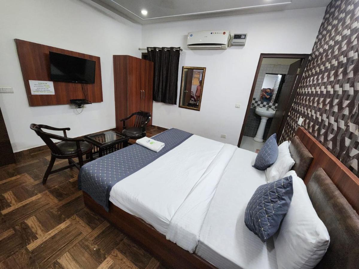 Hotel Clayton Near Igi Airport Delhi New Delhi Exterior photo